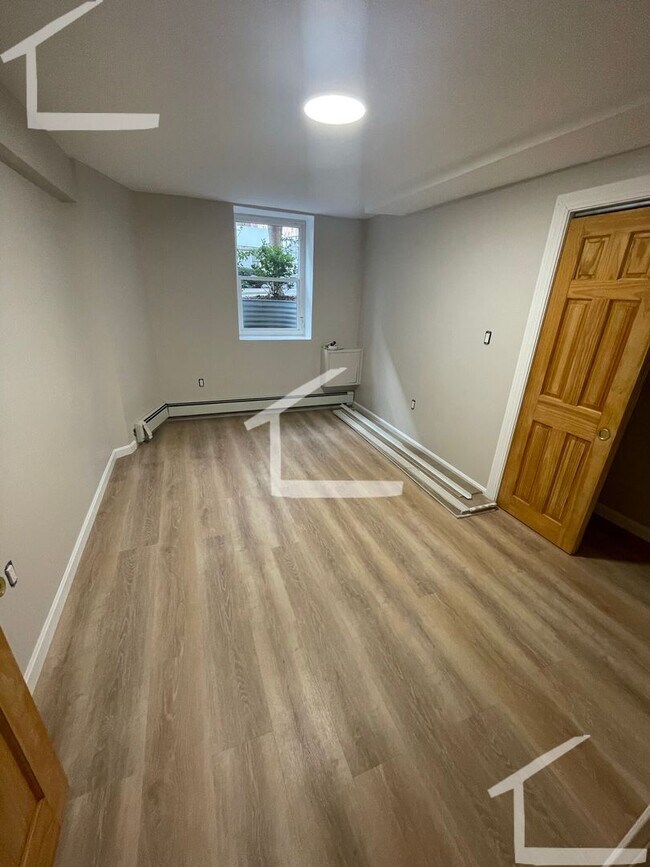 Foto del edificio - AMAZING 4 BED 2 BATH UNIT!!!!