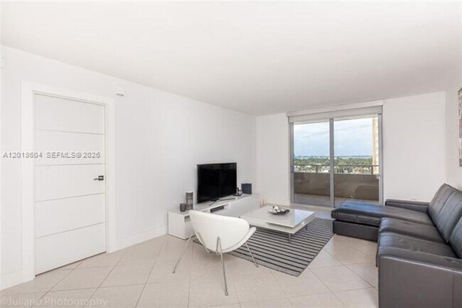 Foto del edificio - 5555 Collins Ave