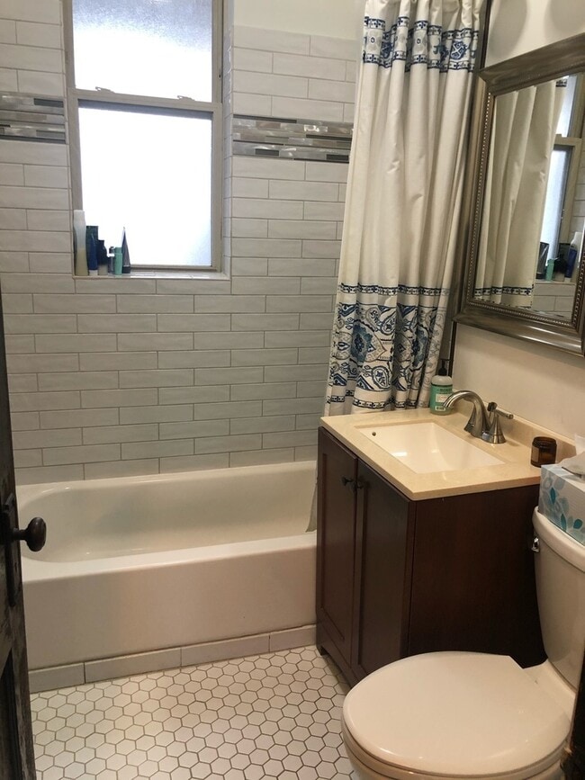 Building Photo - 1415 W Cornelia Ave