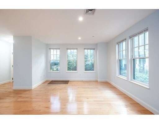 Foto del edificio - 115 Crowninshield Rd