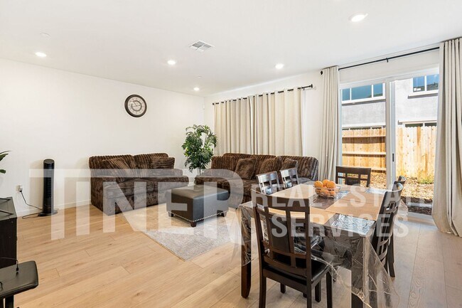 Foto del edificio - 12035 Agen Cir S