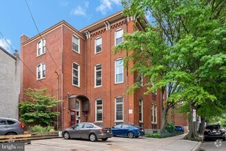 Building Photo - 915-25 Bainbridge St