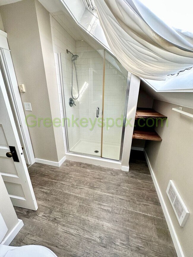 Foto del edificio - Gorgeous 1 Bedroom 1 Bath Top Floor Unit i...