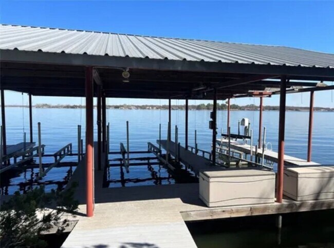 Foto del edificio - 7109 Lake Village Ct