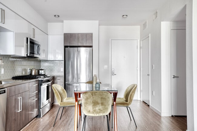 Foto del edificio - 650 E Capitol Ave