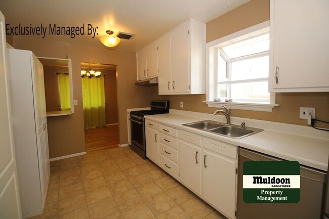 Foto del edificio - Nice 5 bedroom home with finished basement...