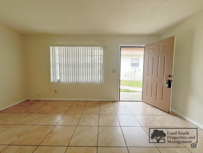Foto del edificio - 5857 Charlton Dr