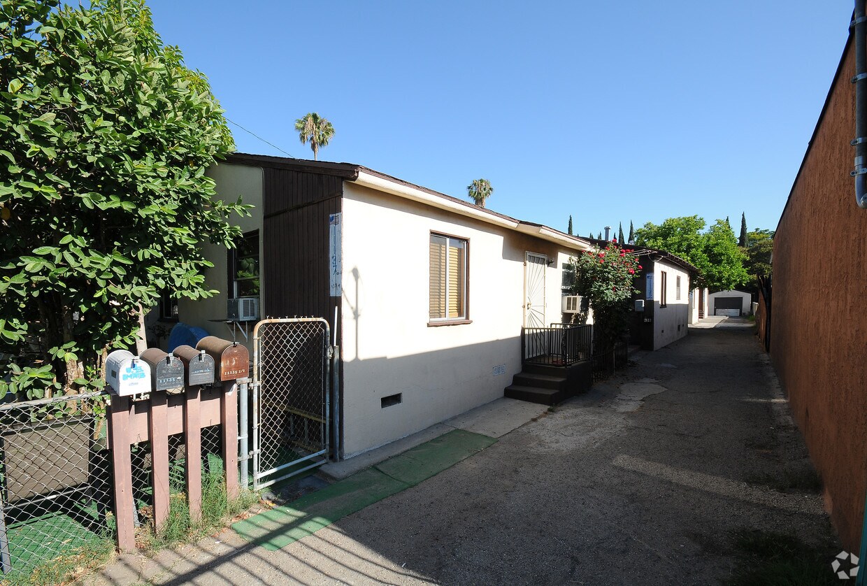 11135 Burbank Blvd, North Hollywood, CA 91601 Apartments in North