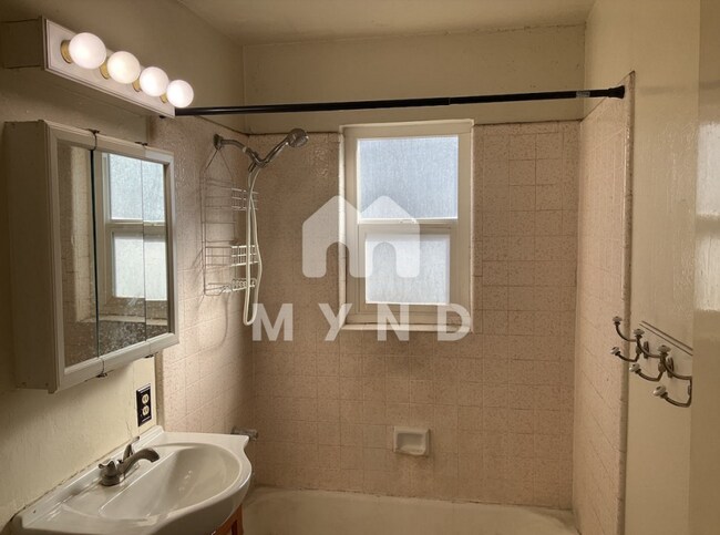 Foto del edificio - 2392 Sutter Ave Apt 4