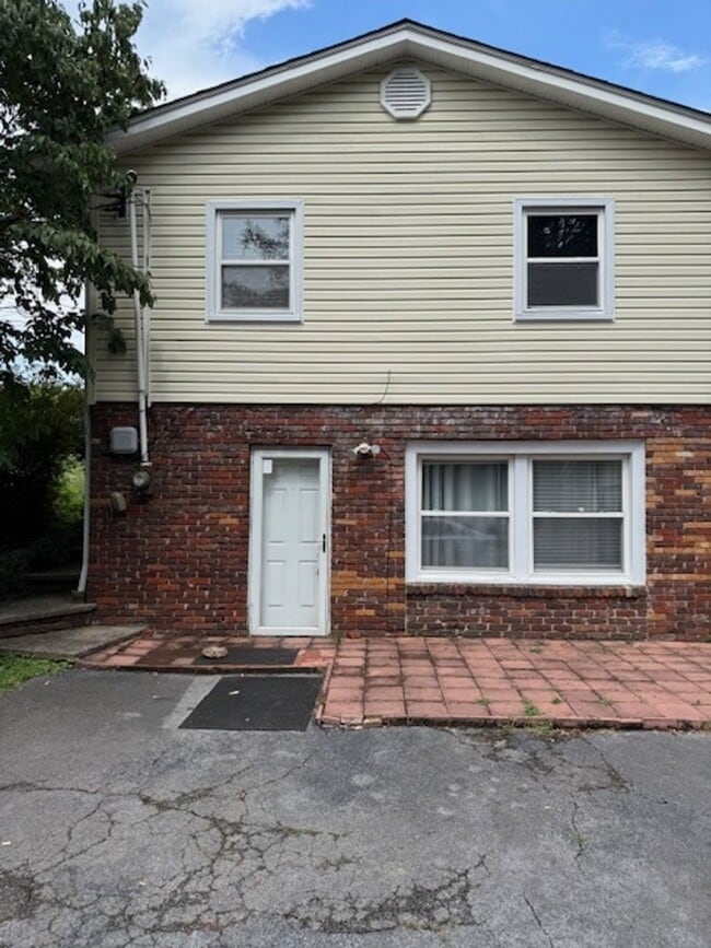 Building Photo - 3808 Oakwood Ln