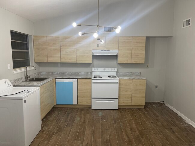 Building Photo - 2064 Grovehaven Dr