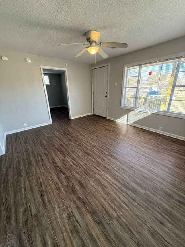 Building Photo - Simple & Comfortable 3 Bedroom Home in Iowa, LA with Large Yard!