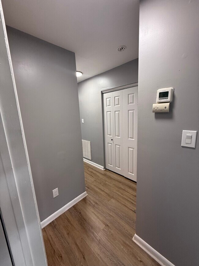 Building Photo - 802 W Oak Ln