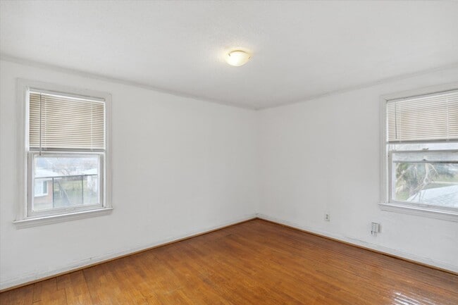 Building Photo - 22107/22109/22111 15 Mile Rd - T - Dubai 2...