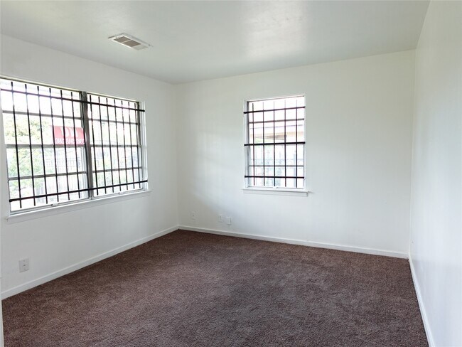 Foto del edificio - 8022 Woodlyn Rd