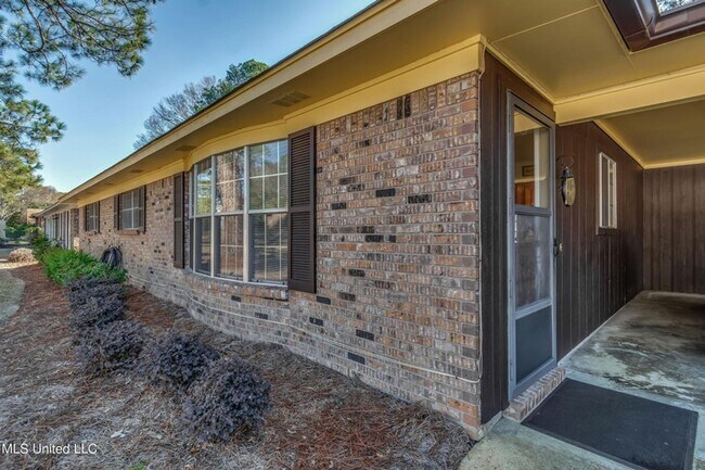 Building Photo - Move In Ready  4br/2ba Single Family Home