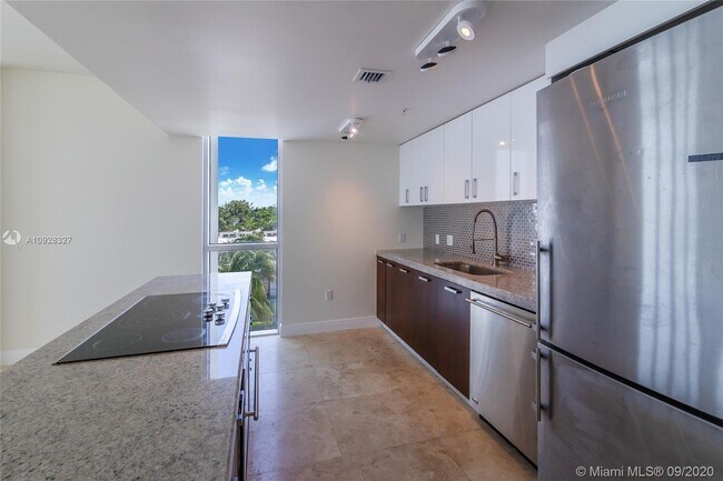 Foto del edificio - 720 NE 62nd St