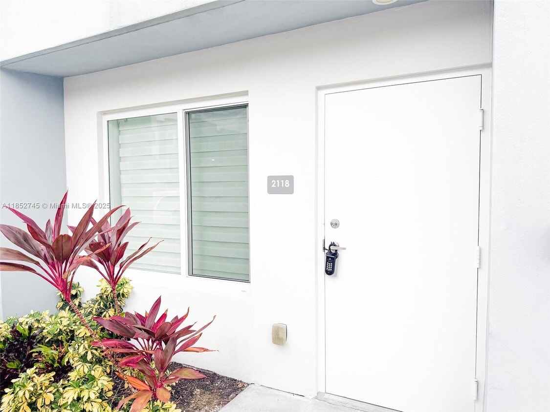 Foto principal - 2555 NE 193rd St