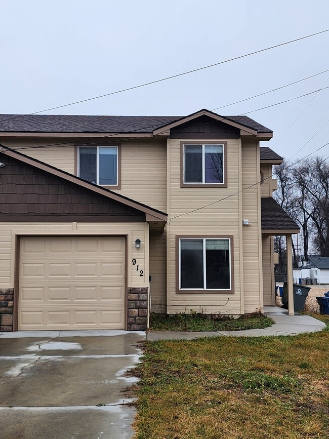 Building Photo - 912 E Georgia Ave