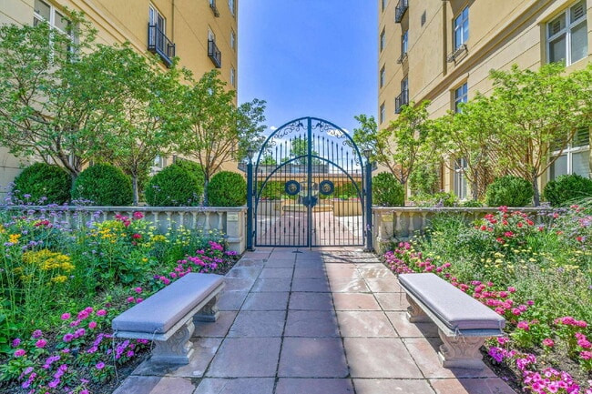 Building Photo - $1,900.00, 1 bed, 1 bath, located in Denve...