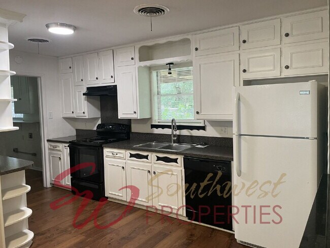 Building Photo - Lovely 3 bedroom home in established, quiet neighborhood