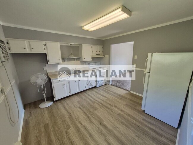 Building Photo - 5085 Wooddale Dr