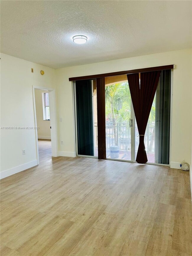 Foto del edificio - 6630 NW 114th Ave