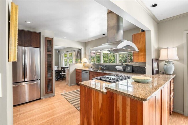 Building Photo - 465 Eastland Dr