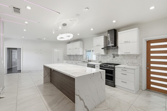 Foto del edificio - 8647 Corbin Ave