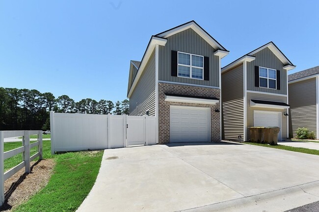 Building Photo - Custom designed 3 Bedroom + BONUS Townhome...