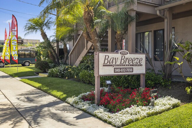 Letreros exteriores en los apartamentos Bay Breeze en Costa Mesa, California. - Bay Breeze