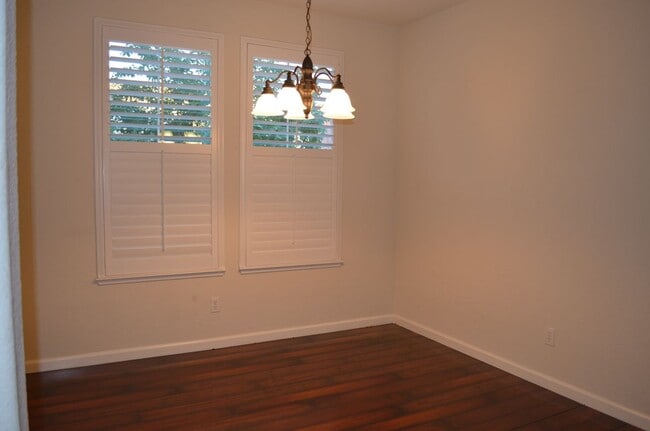 Building Photo - 64 Narcissus Ct