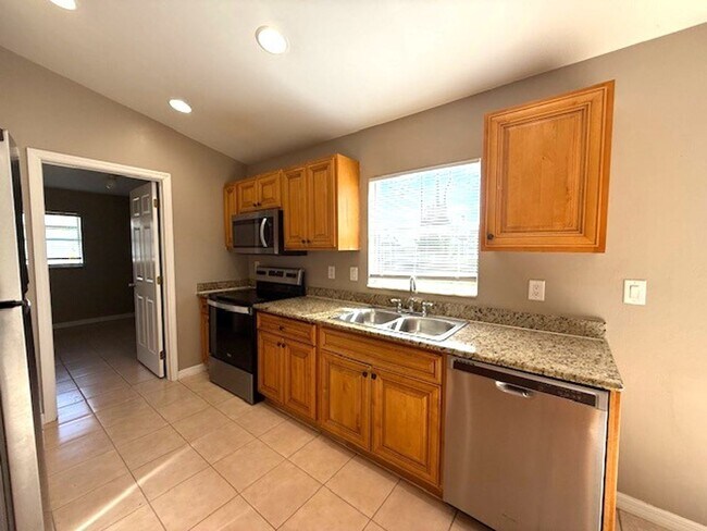 Building Photo - Spacious 3 Bed / 2 Bath Home with Large Ba...