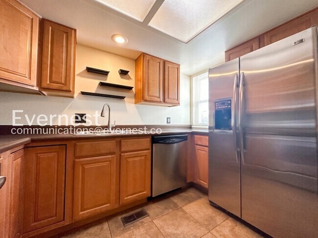 Building Photo - 2 Bed/2 Bath Townhome with Fenced Yard & Garage / Available Soon!