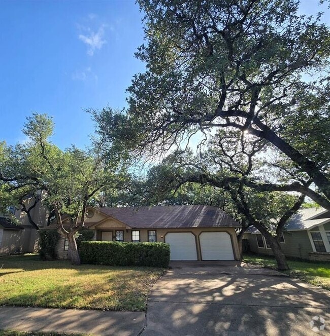 Building Photo - 702 Live Oak Dr