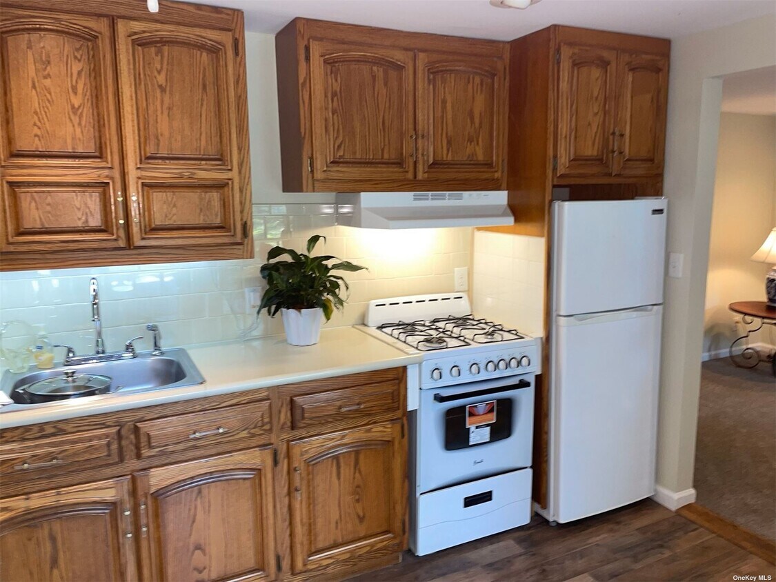 8 Huyler Rd, Setauket East Setauket, NY 11733 Room for Rent in