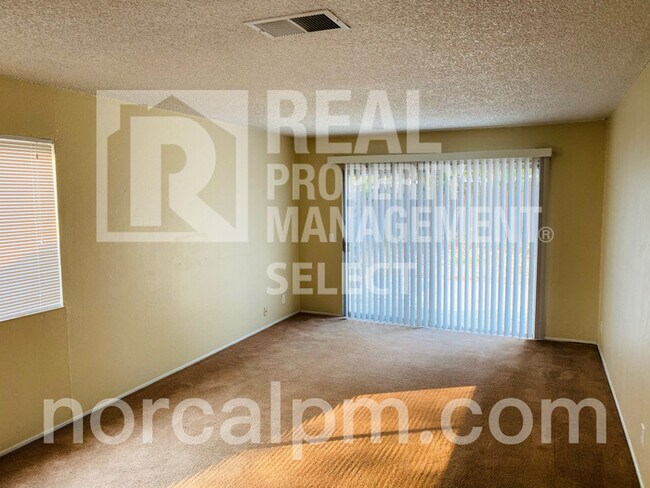 Building Photo - 1337 Farmington Dr
