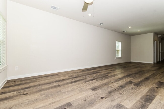Building Photo - 320 Sun Harvest Dr