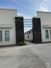 Building Photo - 2022 Summerland Ln