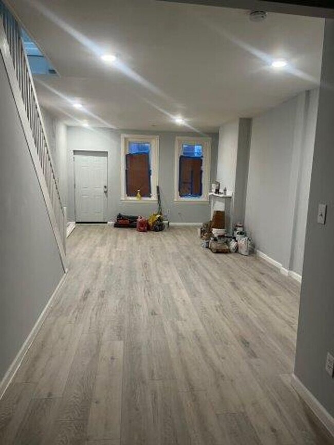 Building Photo - Stunning Renovated 3 Bedroom home, great l...