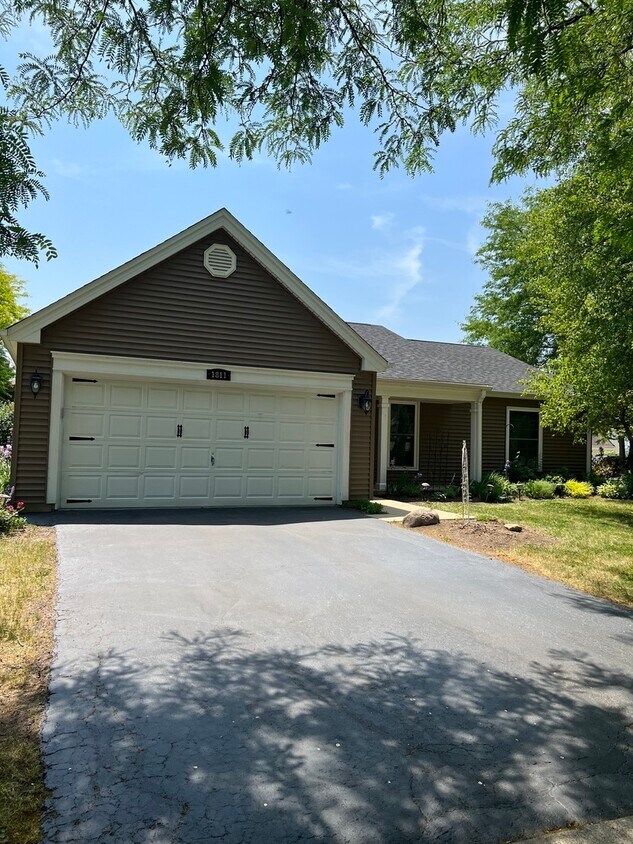1811 Mission Hills Dr, Elgin, IL 60123 House Rental in Elgin, IL