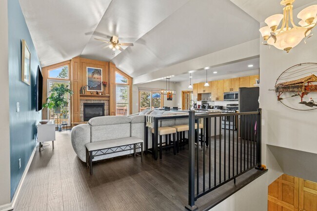 Foto del edificio - Bright 4-Bedroom with Open Layout & Large Finished Lower Level!!