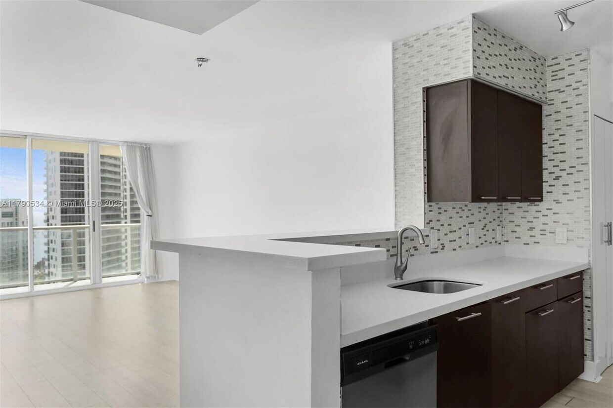 Primary Photo - 1155 Brickell Bay Dr
