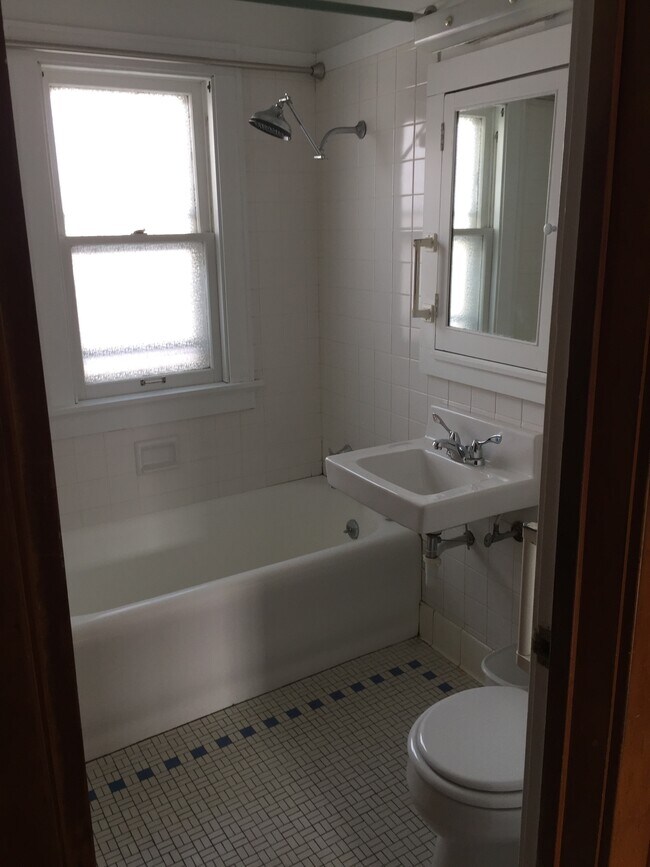 bathroom - 2403 N 55th St
