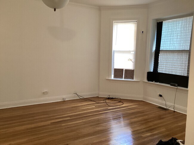 Spacious living room - 7220 S Constance Ave