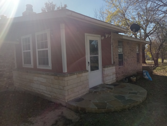 Building Photo - 703 E 10th St