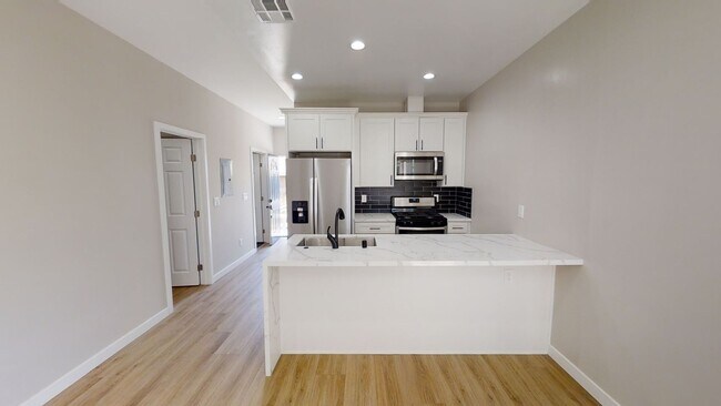 Foto del edificio - Newly built (2022)! 4BD/2BA, HUGE Yard!