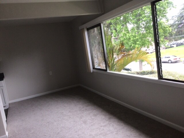 Living room/dining room - 2215 E 1st St
