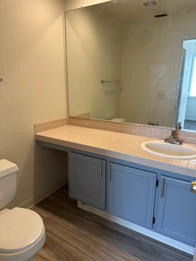 Foto del edificio - 5805 Devon Dr