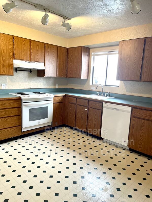 Building Photo - 14016 Lenora Pl N